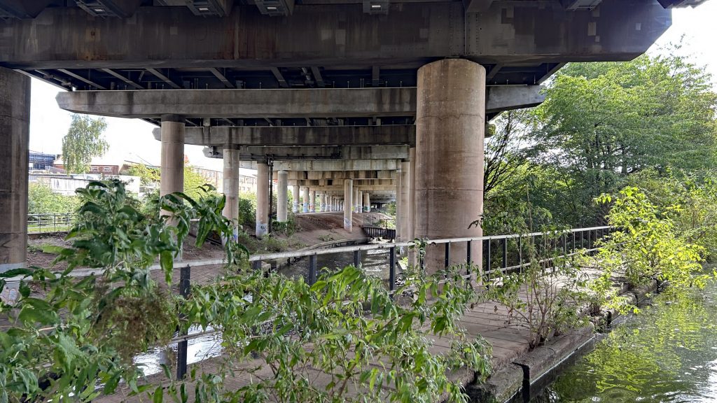 The M6 is lower that I thought and must be the lower road in the previous photo