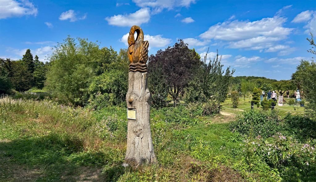 Sculptur of a swan to